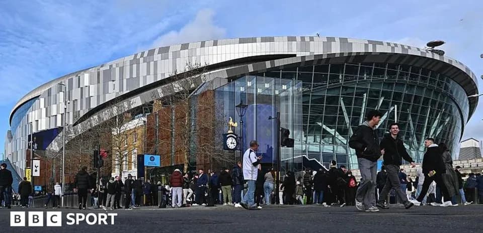 Aficionados frente al estadio Tottenham Hotspur Aficionados frente al estadio Tottenham Hotspur