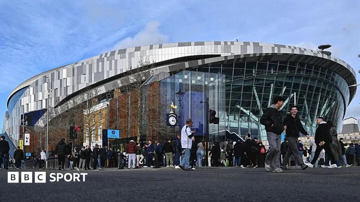 Aficionados frente al estadio Tottenham Hotspur Aficionados frente al estadio Tottenham Hotspur