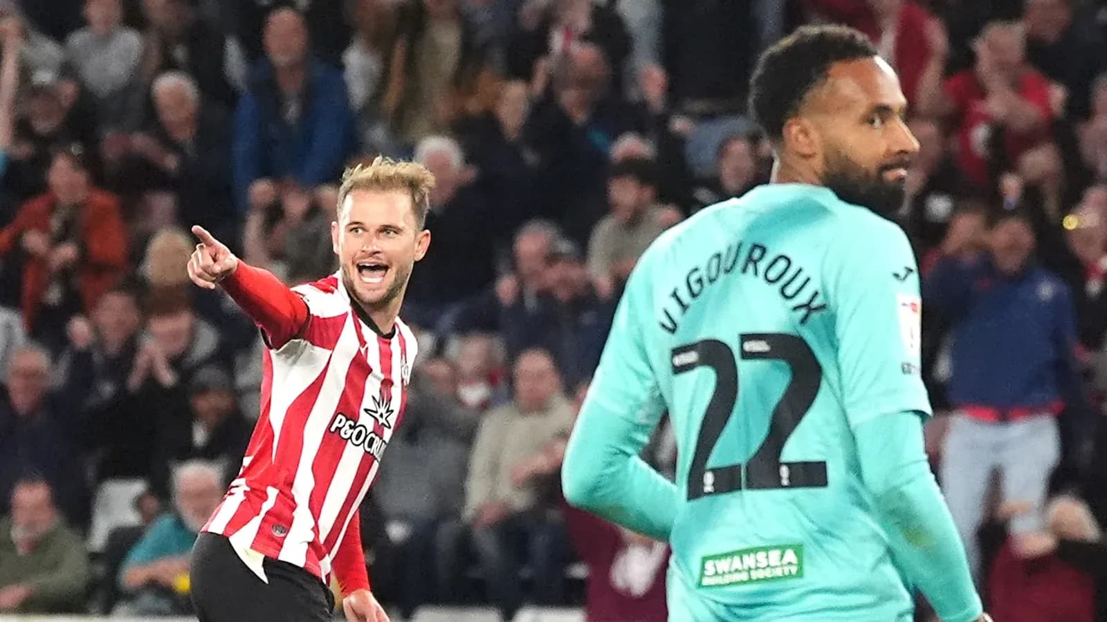 Jugador señalando tras anotar un gol en el partido Jugador señalando tras anotar un gol en el partido