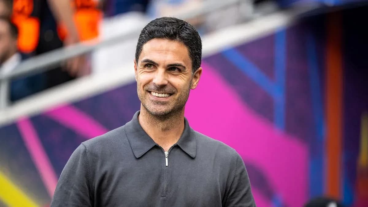 Entrenador sonriendo en el estadio antes del partido Entrenador sonriendo en el estadio antes del partido