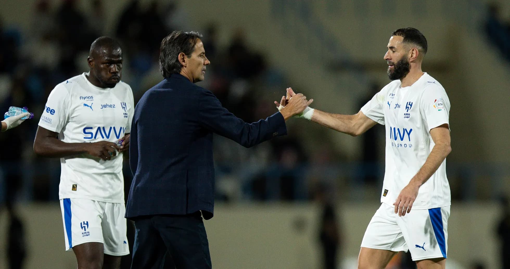Entrenador saludando a jugador en partido de fútbol Entrenador saludando a jugador en partido de fútbol