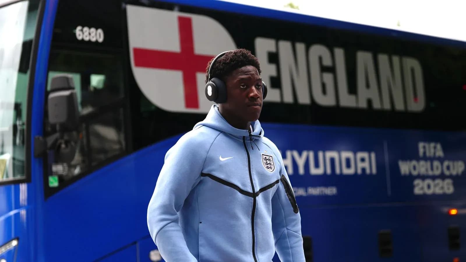 Jugador de Inglaterra caminando hacia autobús oficial Jugador de Inglaterra caminando hacia autobús oficial