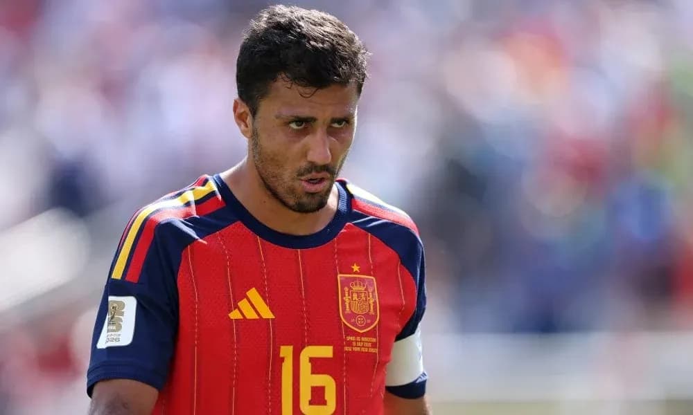Jugador de España en el campo durante un partido Jugador de España en el campo durante un partido