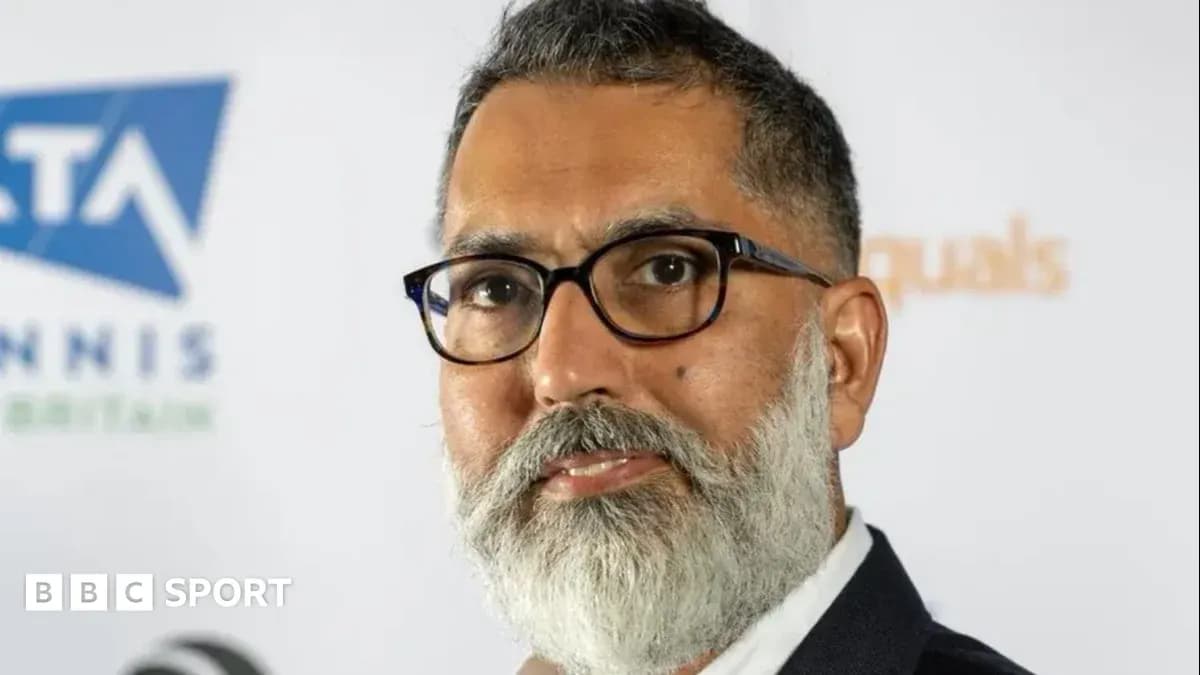 Persona con barba y gafas en evento de tenis Persona con barba y gafas en evento de tenis