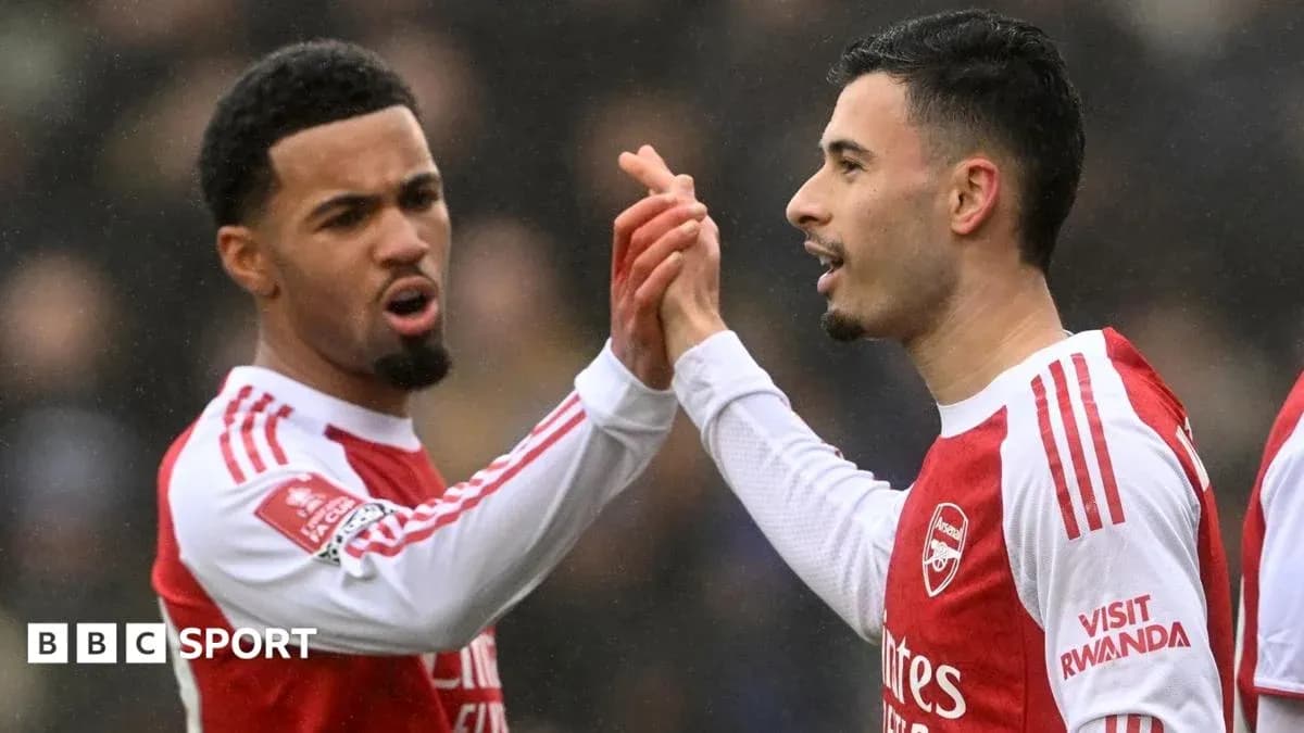 Jugadores de Arsenal celebrando un gol juntos Jugadores de Arsenal celebrando un gol juntos