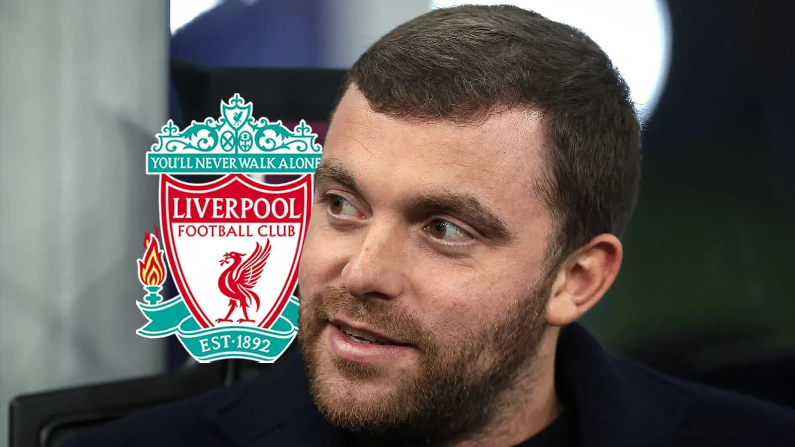 Hombre hablando con logo del Liverpool de fondo Hombre hablando con logo del Liverpool de fondo