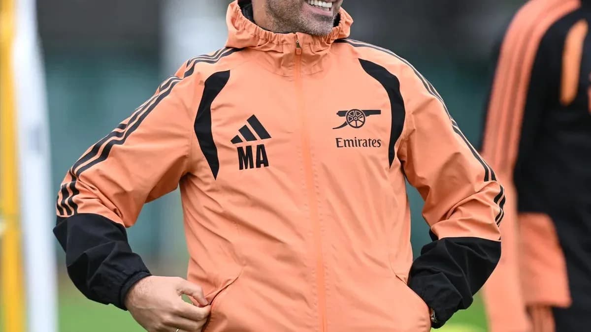Entrenador sonriente en sesión de entrenamiento Entrenador sonriente en sesión de entrenamiento