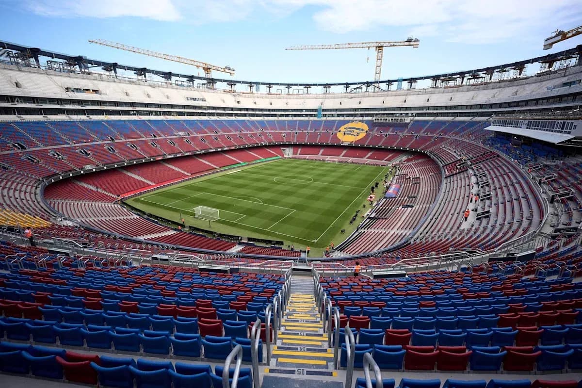 Vista del campo en el estadio en construcción Vista del campo en el estadio en construcción