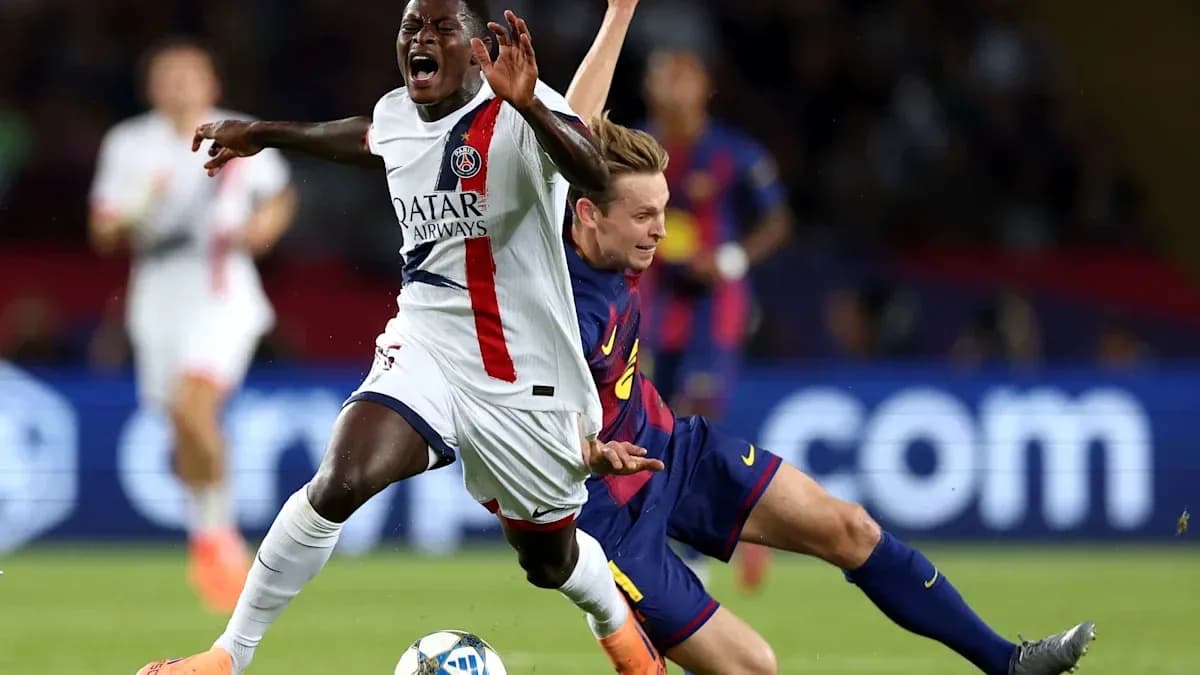 Jugador de PSG cayendo tras falta de jugador de Barcelona Jugador de PSG cayendo tras falta de jugador de Barcelona