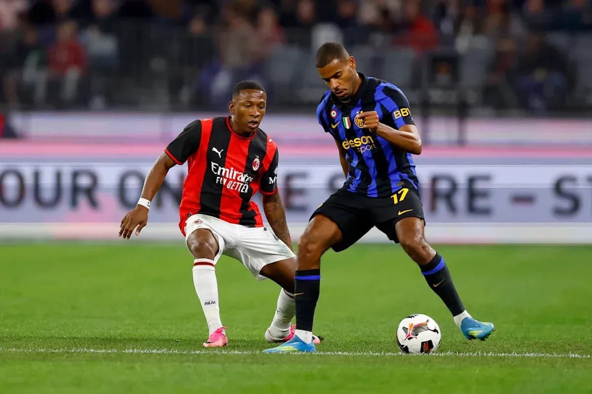 Jugadores de AC Milan e Inter de Milán compiten por el balón Jugadores de AC Milan e Inter de Milán compiten por el balón
