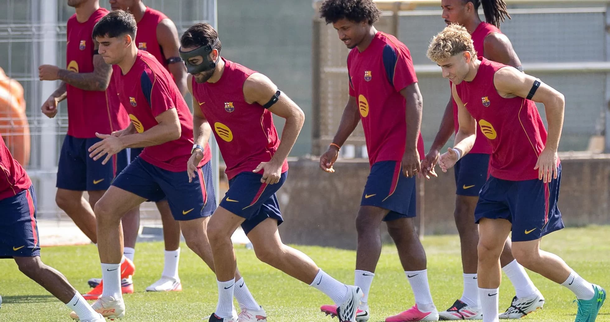 Jugadores del FC Barcelona entrenando en el campo Jugadores del FC Barcelona entrenando en el campo