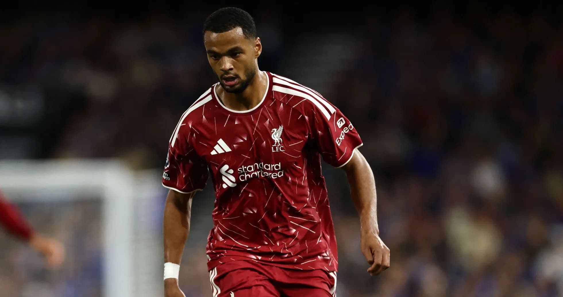 Jugador de Liverpool corriendo durante un partido Jugador de Liverpool corriendo durante un partido