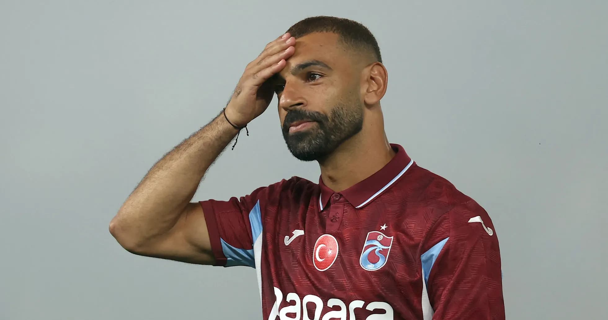 Jugador de fútbol con camiseta de Trabzonspor Jugador de fútbol con camiseta de Trabzonspor