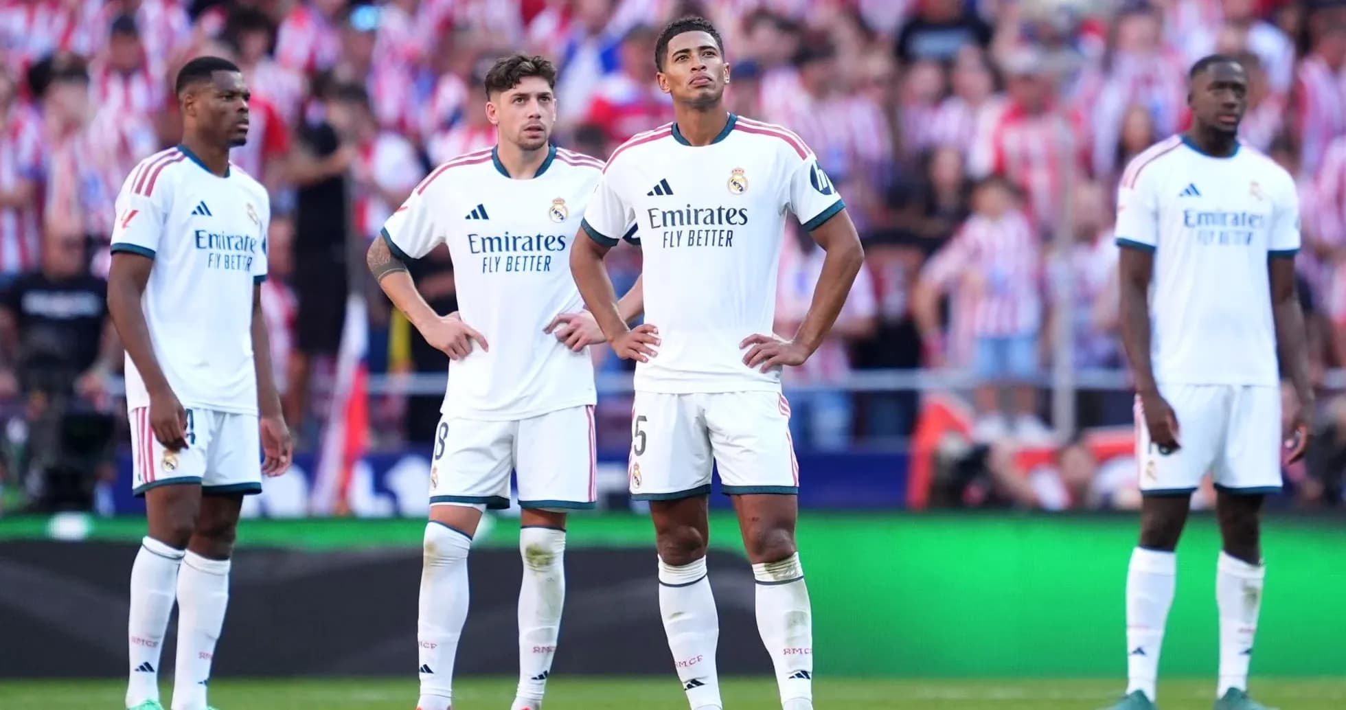 Jugadores de Real Madrid en el campo tras jugada Jugadores de Real Madrid en el campo tras jugada