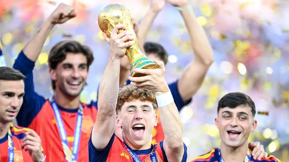 Jugadores de España celebrando con el trofeo de la Copa del Mundo Jugadores de España celebrando con el trofeo de la Copa del Mundo