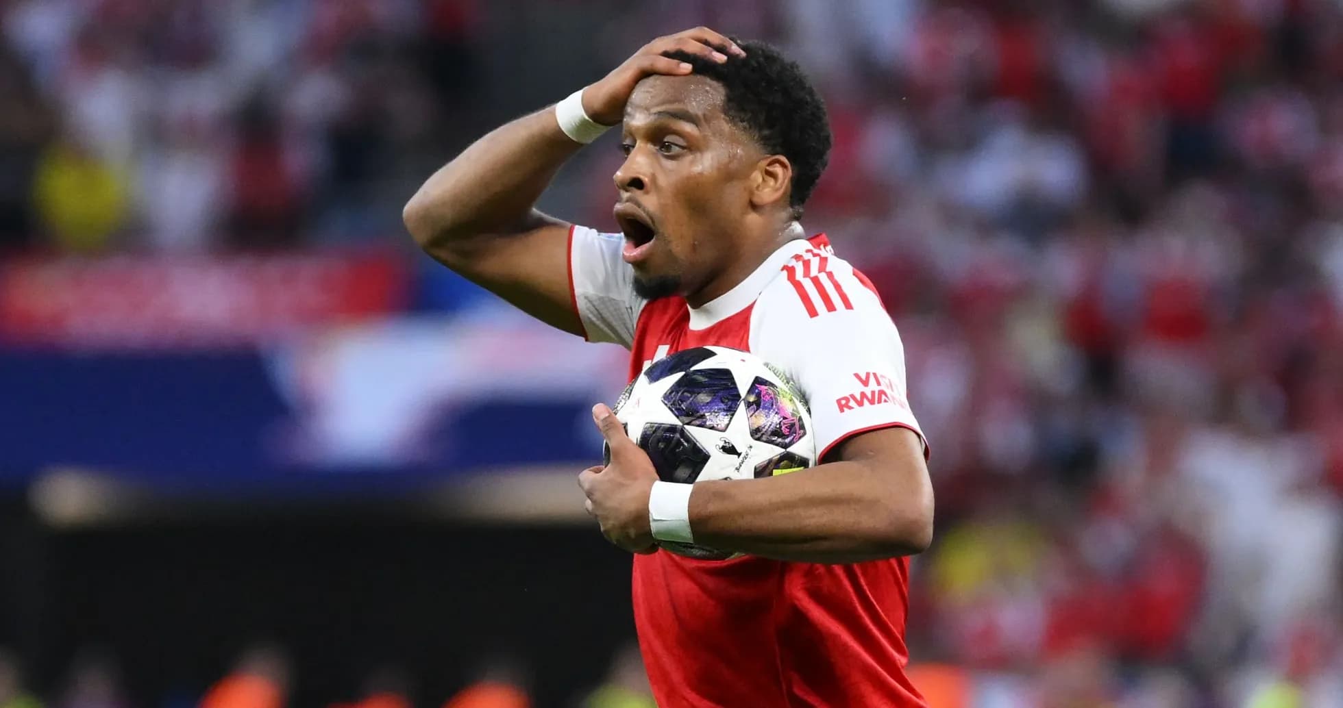 Jugador sosteniendo el balón con expresión sorprendida Jugador sosteniendo el balón con expresión sorprendida