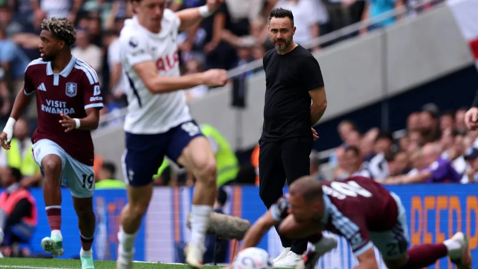 Jugadores de Aston Villa y Tottenham en acción durante el partido Jugadores de Aston Villa y Tottenham en acción durante el partido
