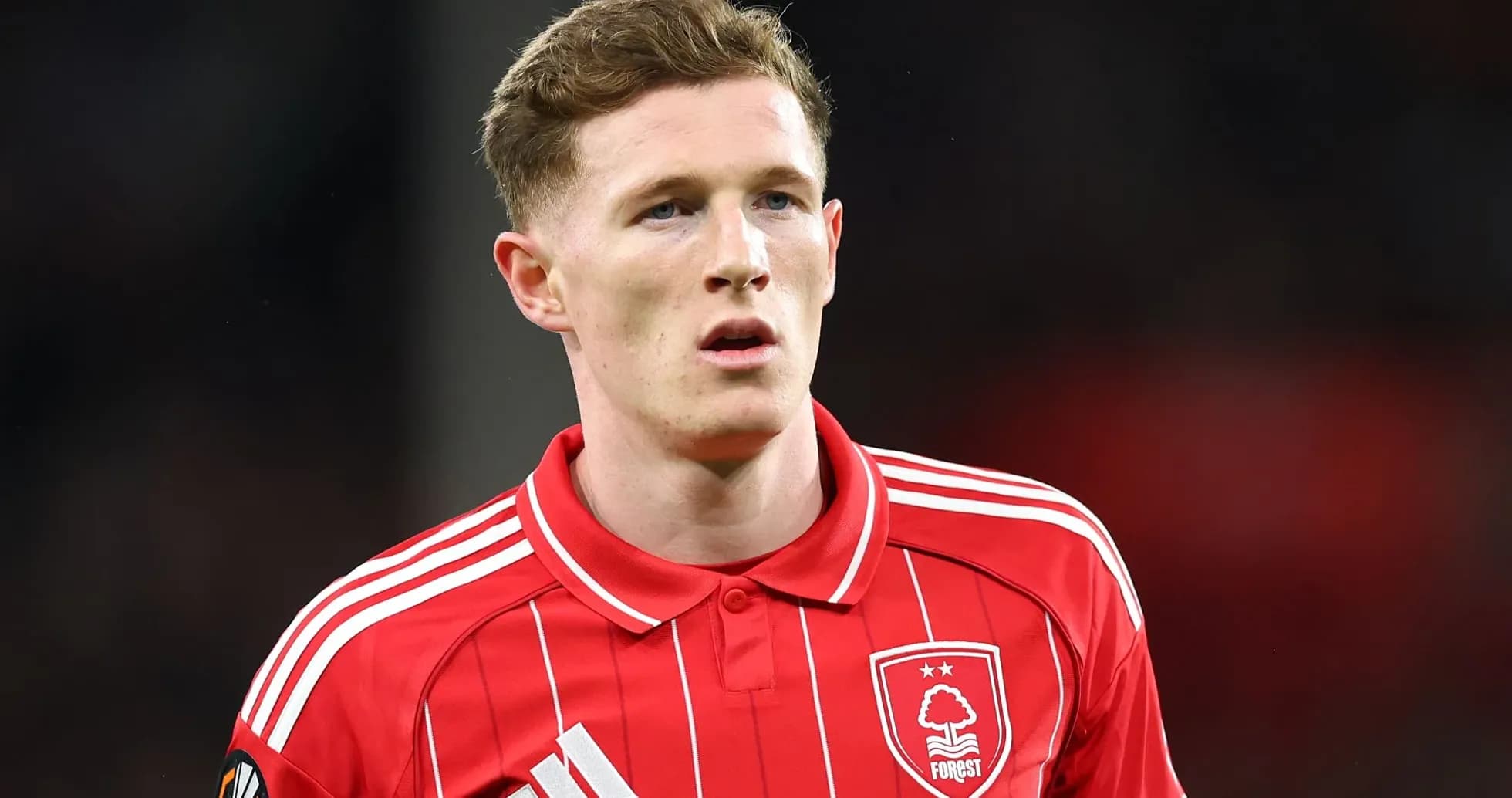 Jugador de Nottingham Forest en uniforme rojo durante partido Jugador de Nottingham Forest en uniforme rojo durante partido