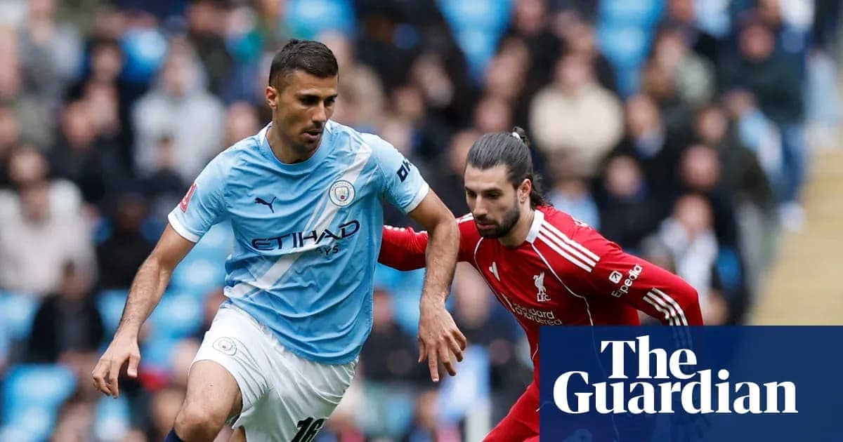 Jugador de Manchester City driblando a oponente de Liverpool Jugador de Manchester City driblando a oponente de Liverpool