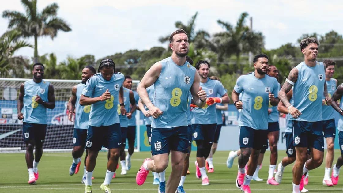 Jugadores de Inglaterra corriendo en sesión de entrenamiento Jugadores de Inglaterra corriendo en sesión de entrenamiento