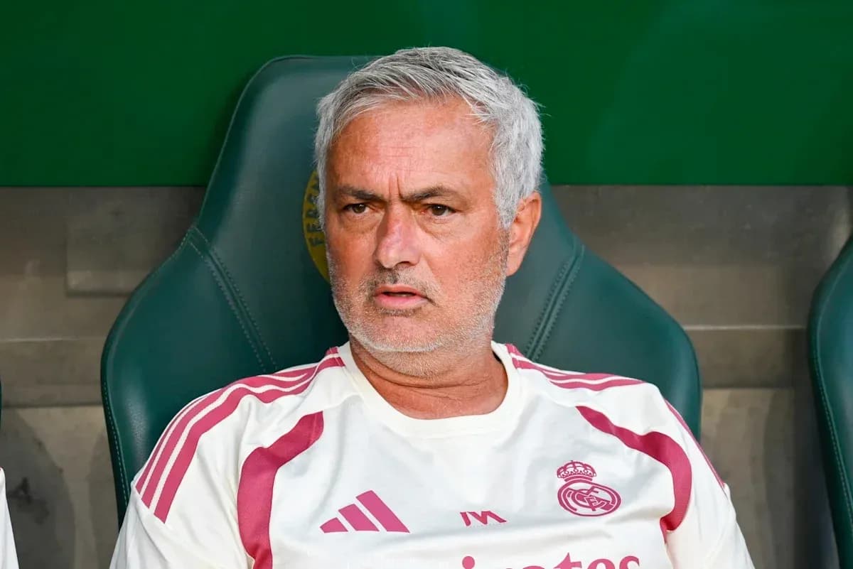 Entrenador en el banquillo durante un partido Entrenador en el banquillo durante un partido