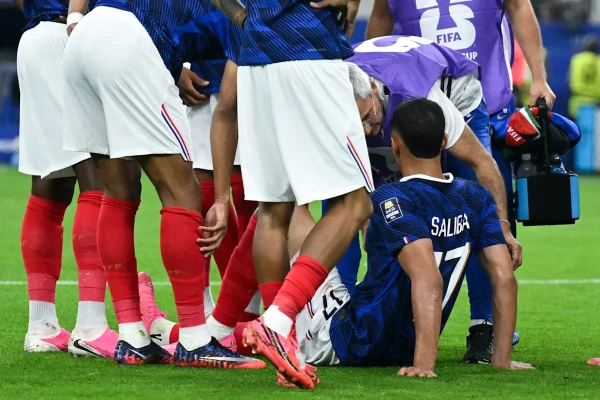 Jugadores franceses rodeando a Saliba durante atención médica Jugadores franceses rodeando a Saliba durante atención médica