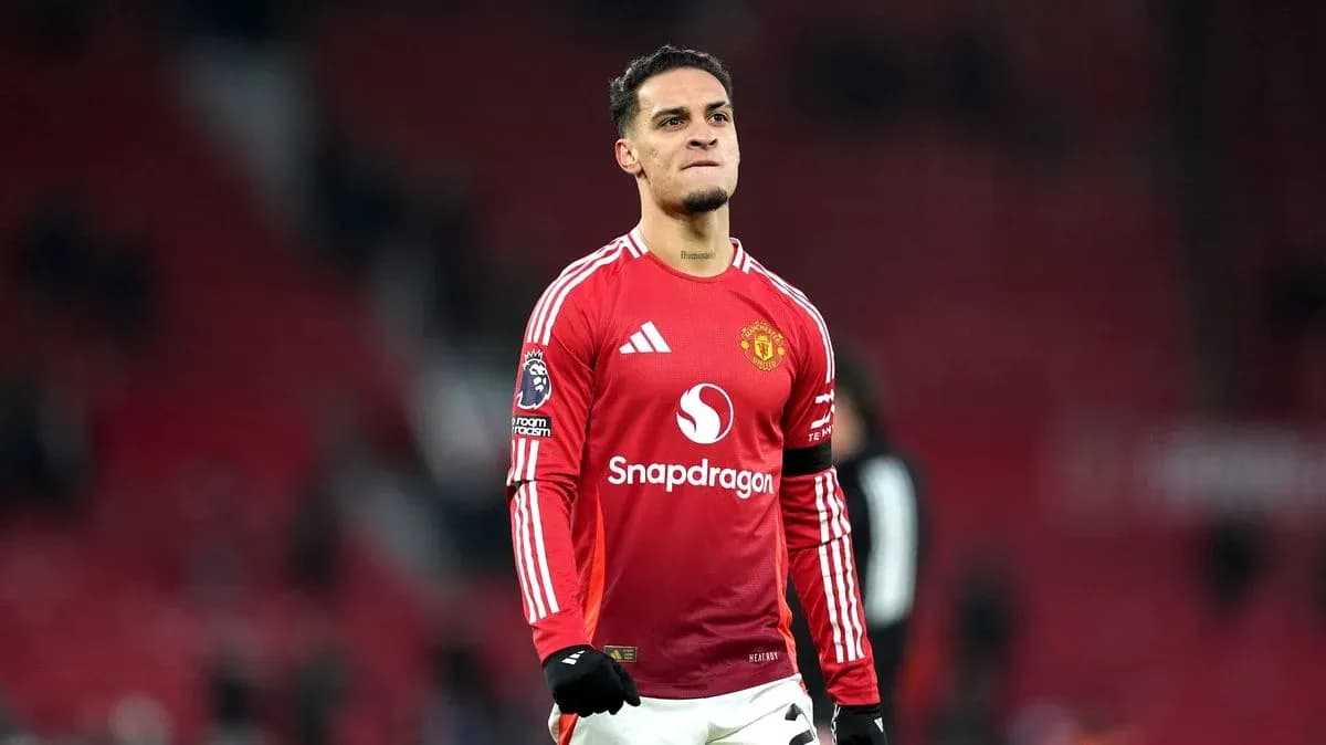 Jugador de Manchester United en camiseta roja Jugador de Manchester United en camiseta roja