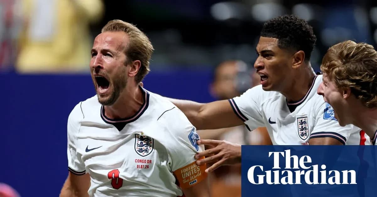 Jugador de Inglaterra celebrando un gol con compañeros Jugador de Inglaterra celebrando un gol con compañeros