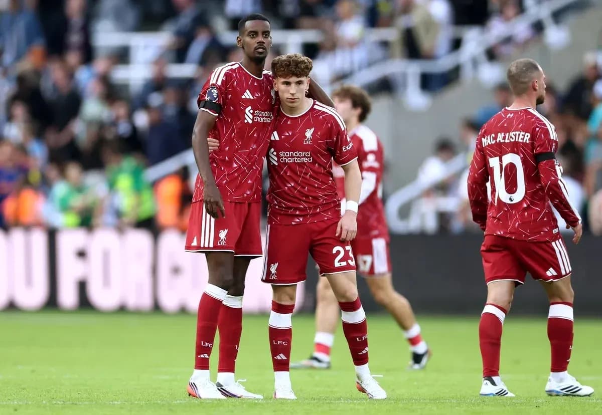 Jugadores de Liverpool en el campo durante partido Jugadores de Liverpool en el campo durante partido
