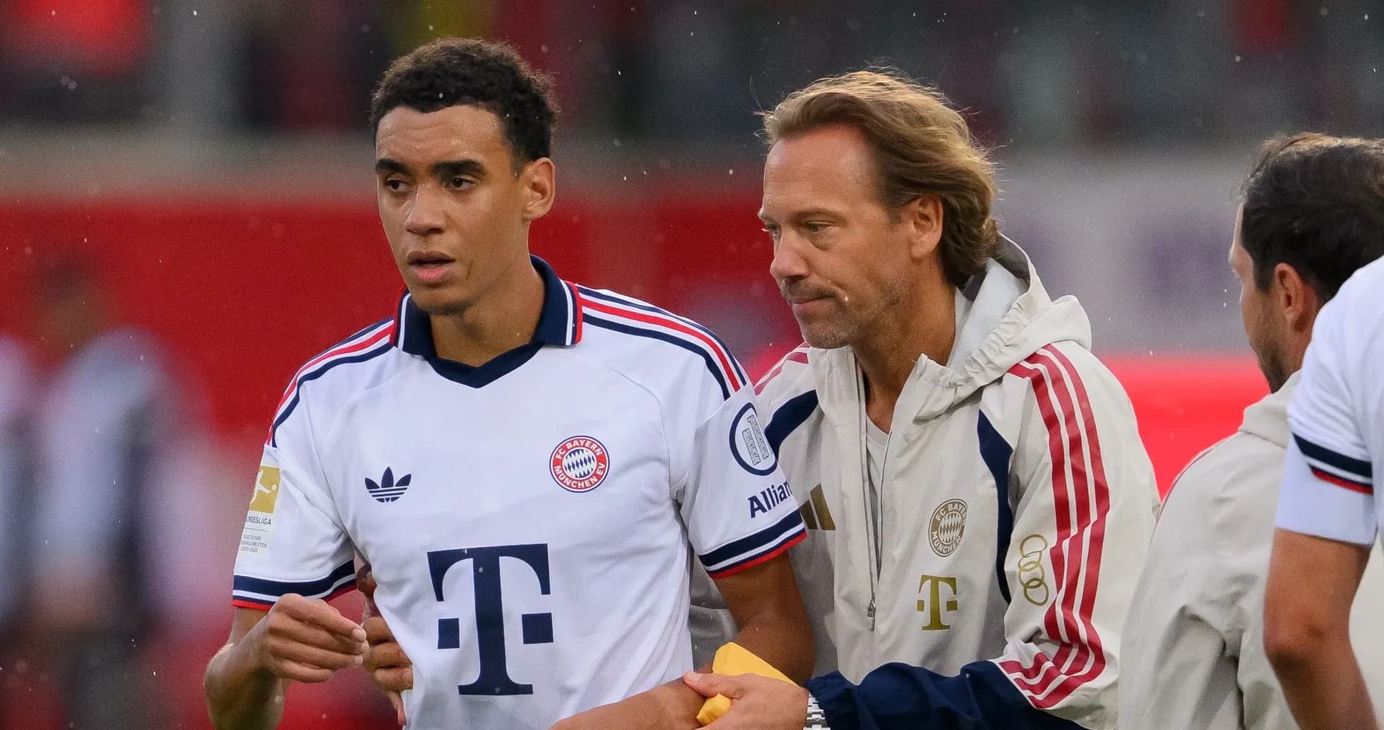 Jugador de Bayern Munich siendo atendido por el personal Jugador de Bayern Munich siendo atendido por el personal