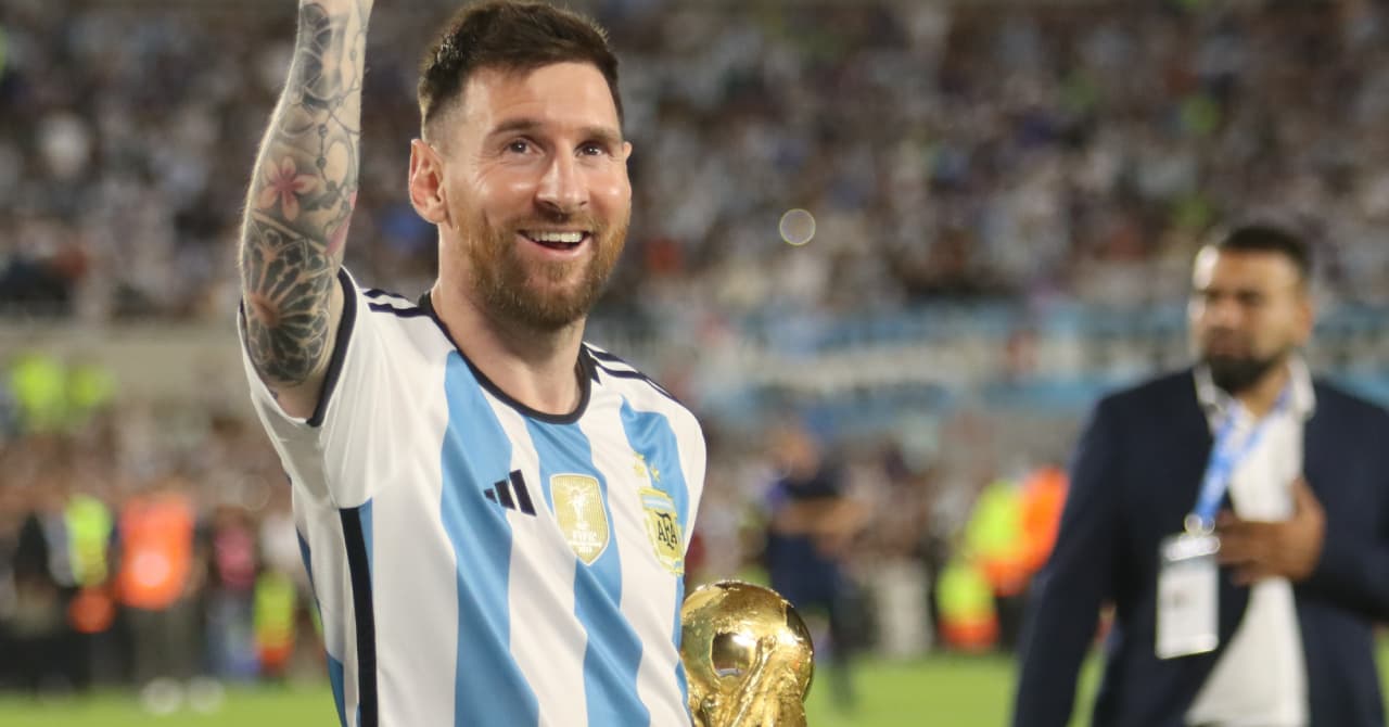 Jugador argentino levantando el trofeo de la Copa Mundial Jugador argentino levantando el trofeo de la Copa Mundial