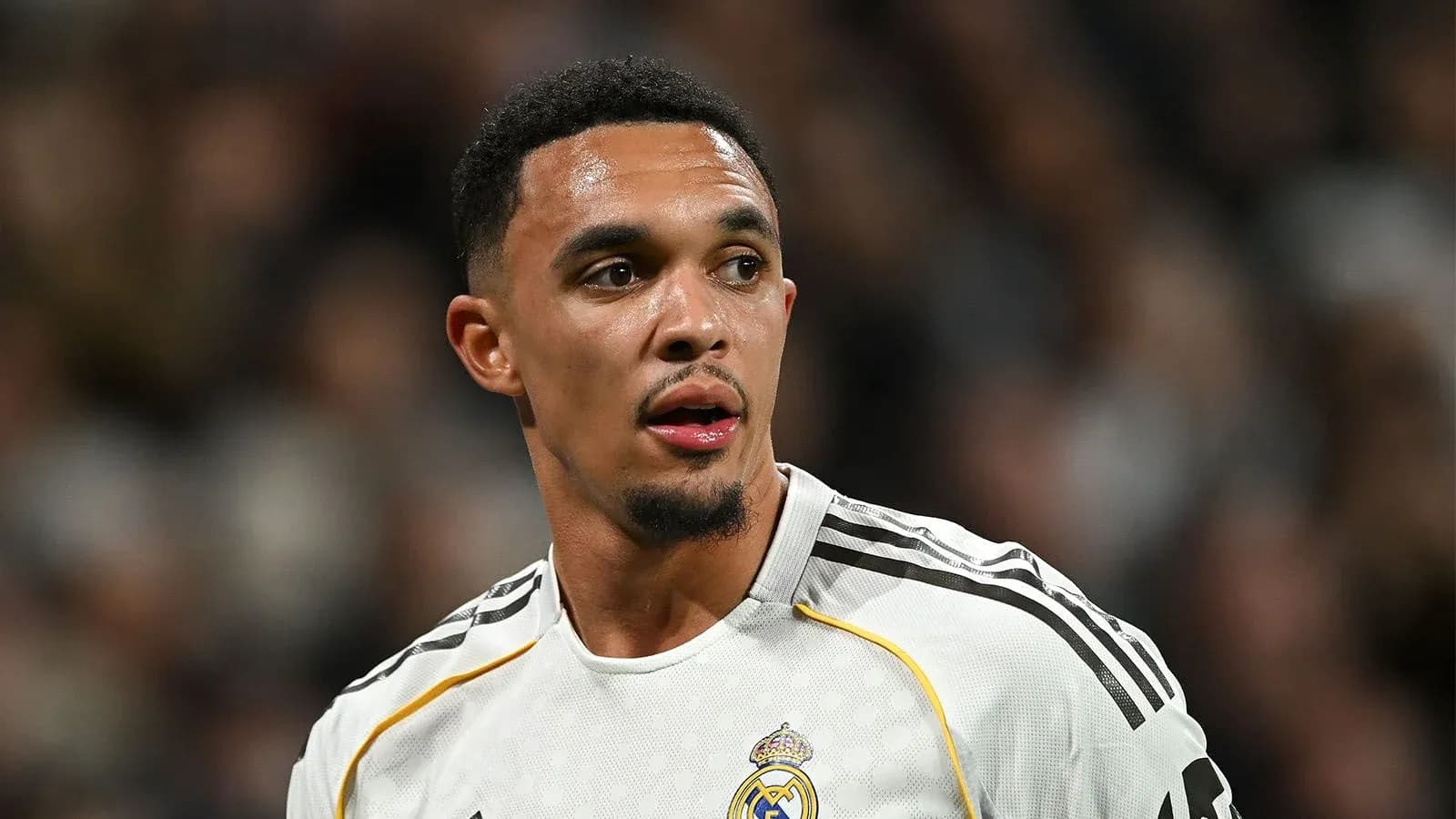 Jugador de fútbol en camiseta de Real Madrid durante partido Jugador de fútbol en camiseta de Real Madrid durante partido