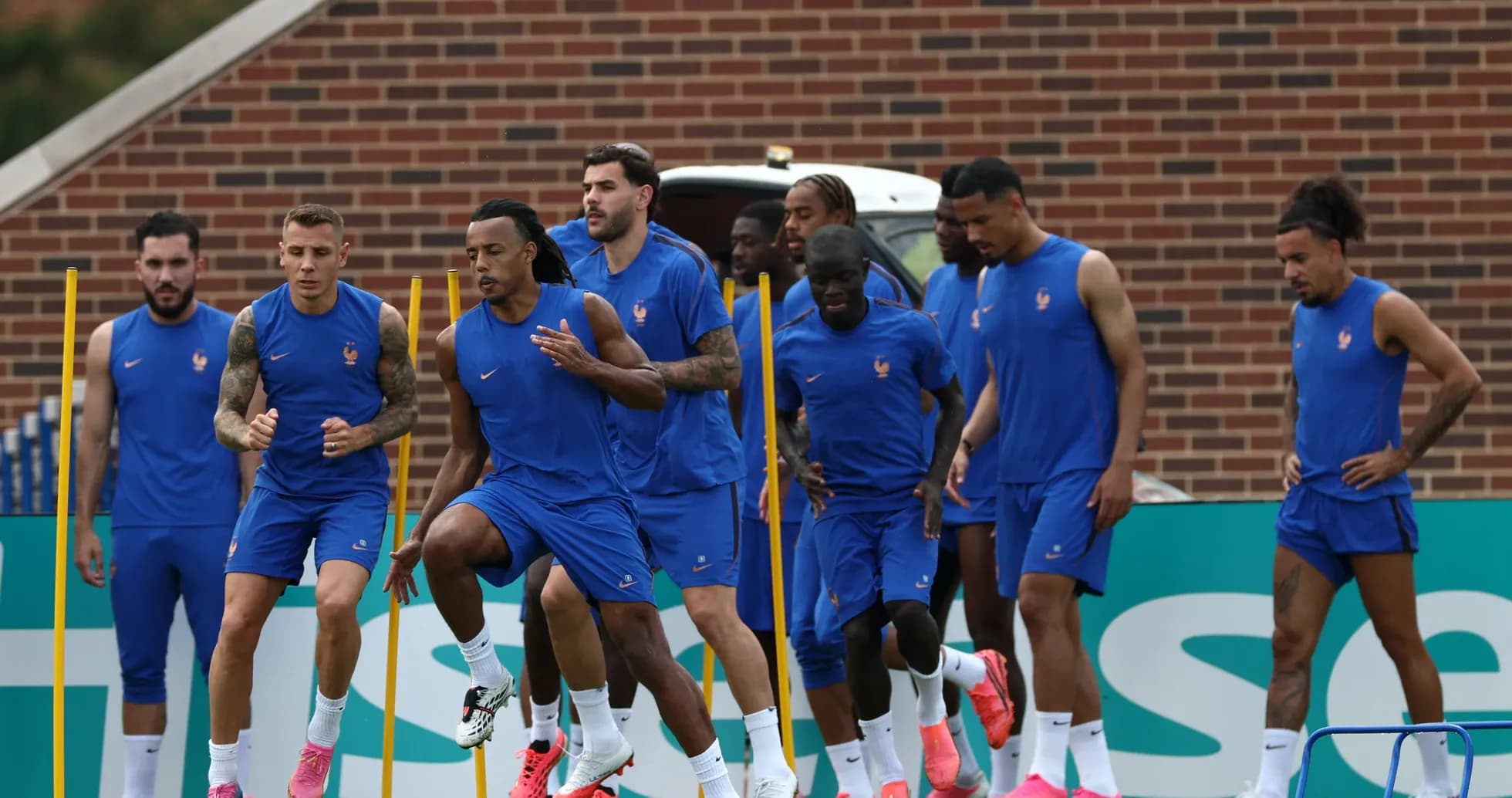 Jugadores de Francia entrenando en sesión de práctica Jugadores de Francia entrenando en sesión de práctica