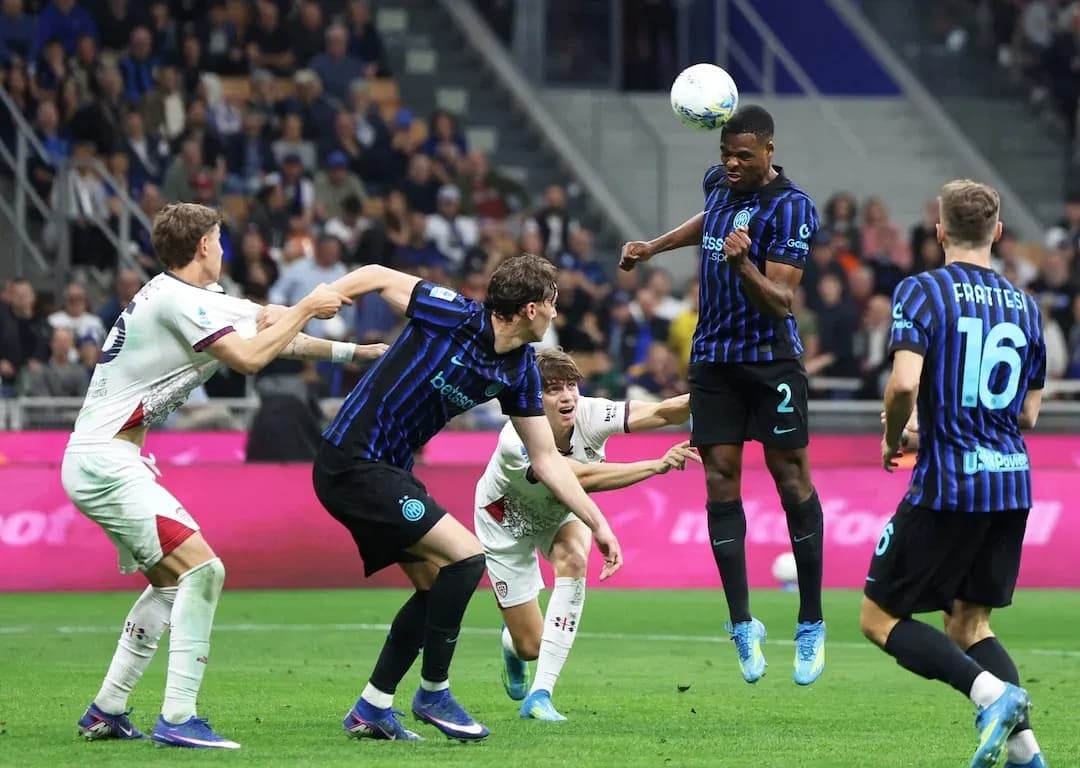 Jugador de Inter salta para cabecear el balón Jugador de Inter salta para cabecear el balón