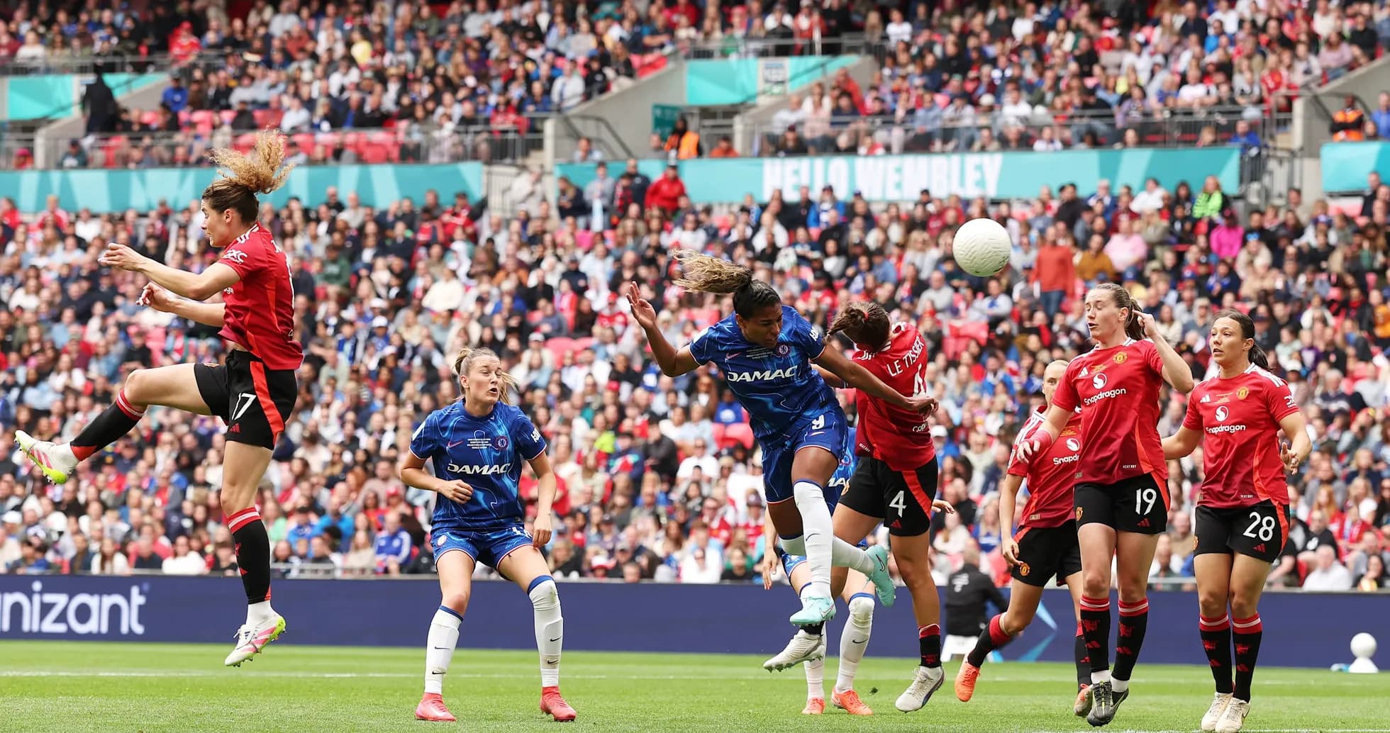 Jugadora de Chelsea saltando para cabecear el balón Jugadora de Chelsea saltando para cabecear el balón