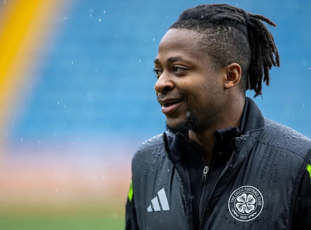 Jugador sonriendo bajo la lluvia en el campo Jugador sonriendo bajo la lluvia en el campo