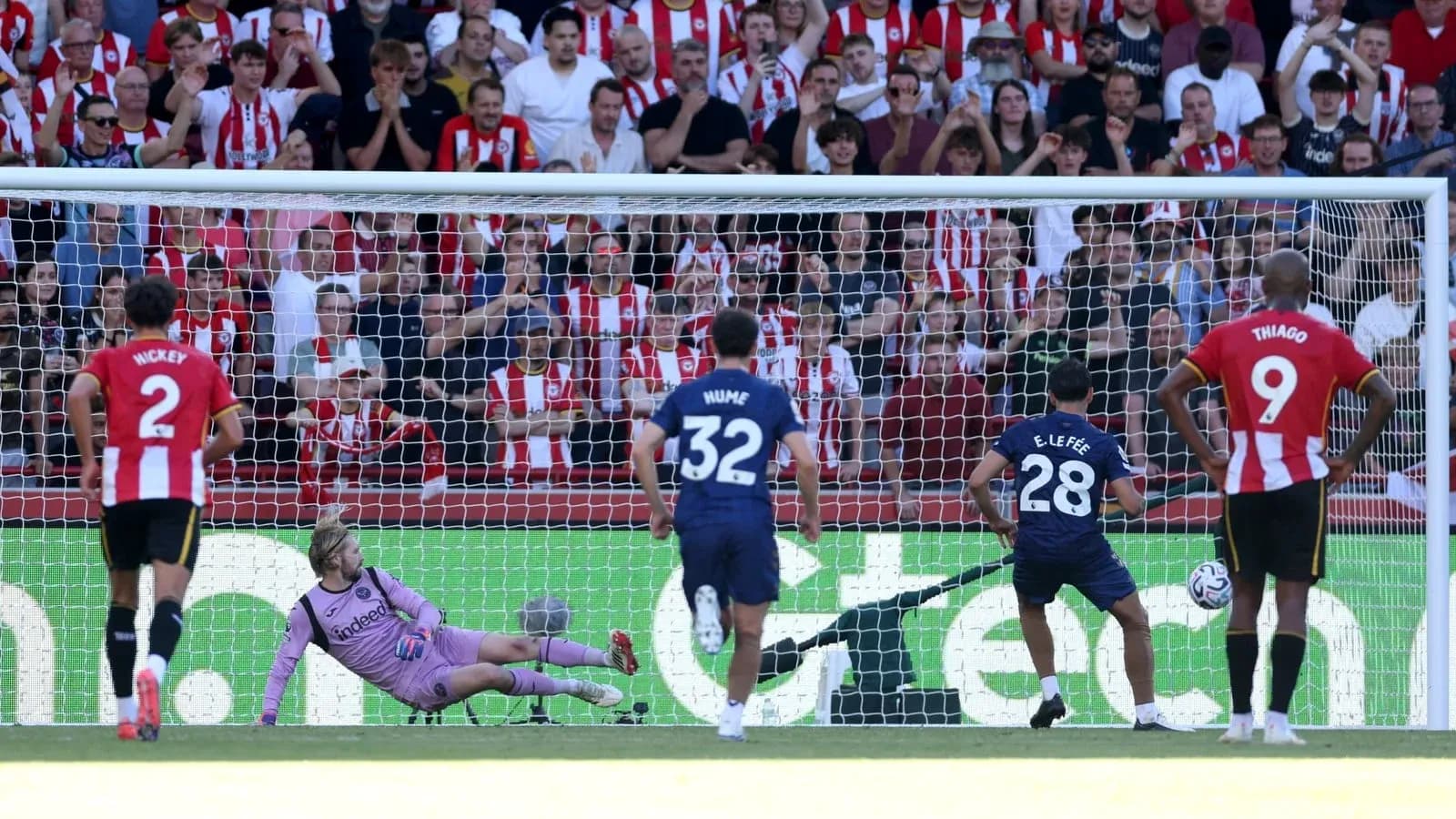 Jugador ejecutando un penalti frente al portero Jugador ejecutando un penalti frente al portero