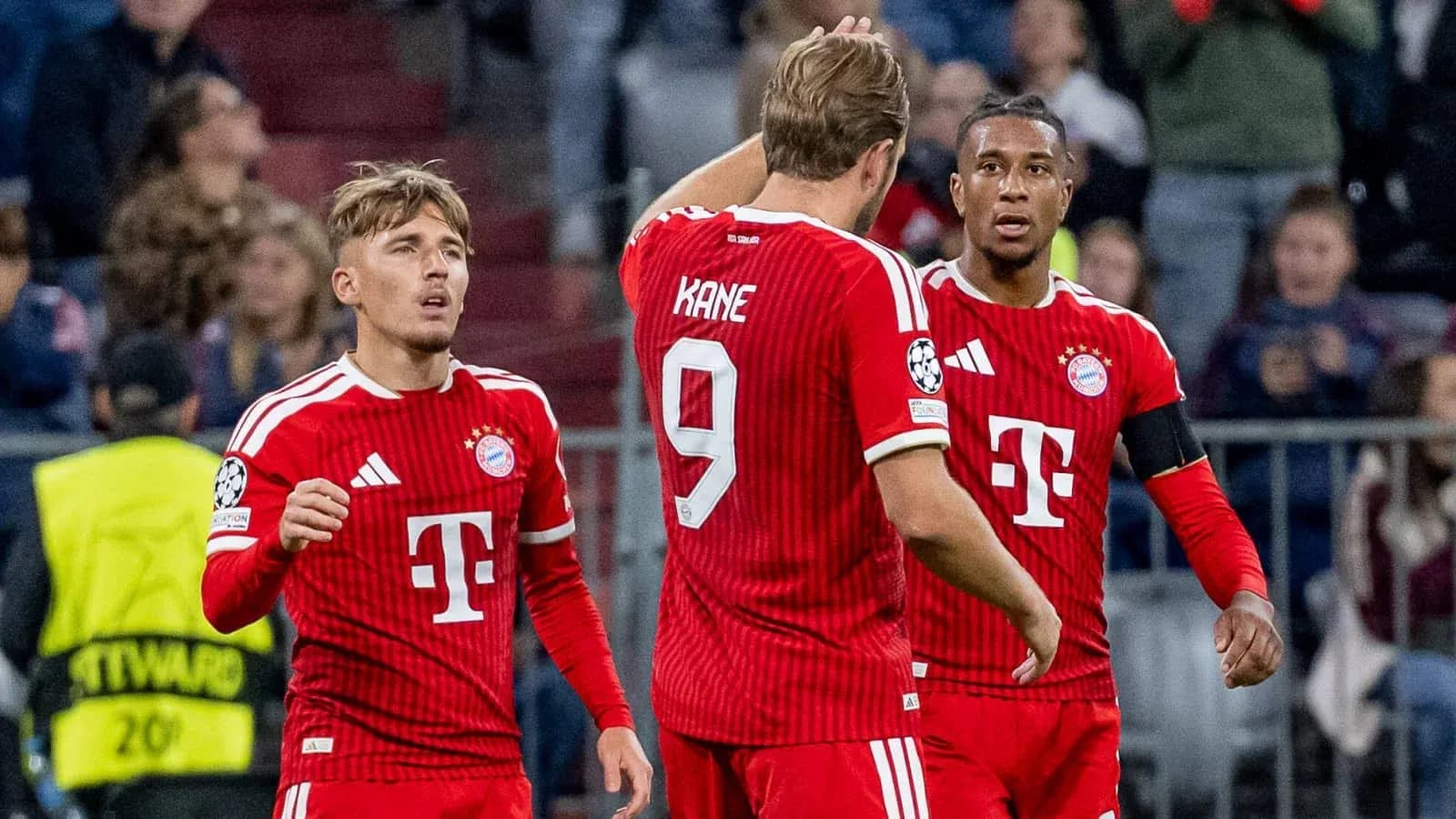 Tres jugadores del Bayern de Múnich en el campo Tres jugadores del Bayern de Múnich en el campo