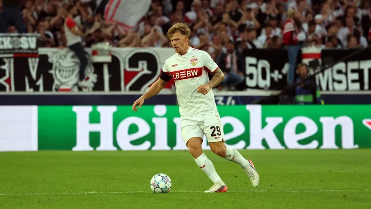 Jugador de Stuttgart controlando el balón en el campo Jugador de Stuttgart controlando el balón en el campo