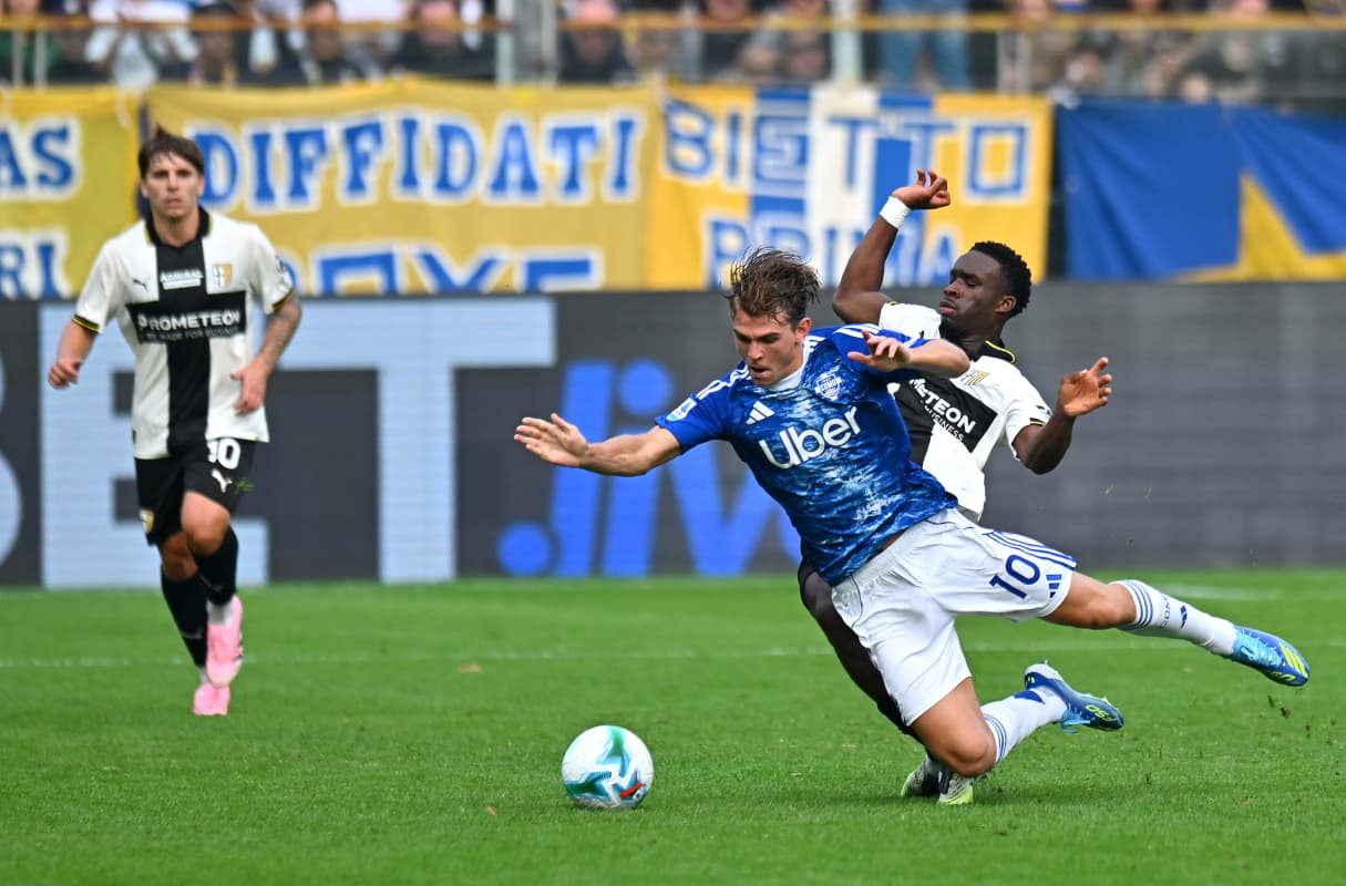 Jugador de Como derribado por jugador de Parma Jugador de Como derribado por jugador de Parma