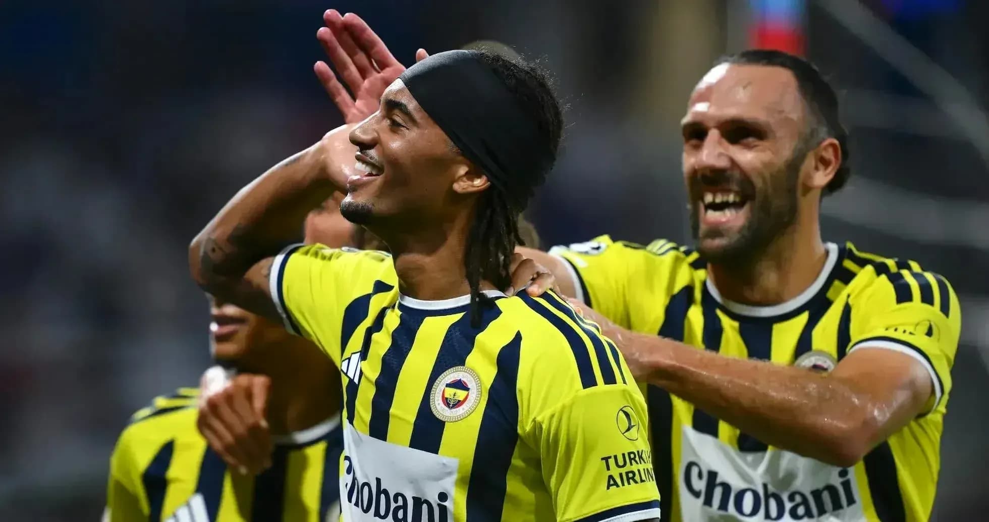 Jugadores de Fenerbahçe celebrando un gol Jugadores de Fenerbahçe celebrando un gol