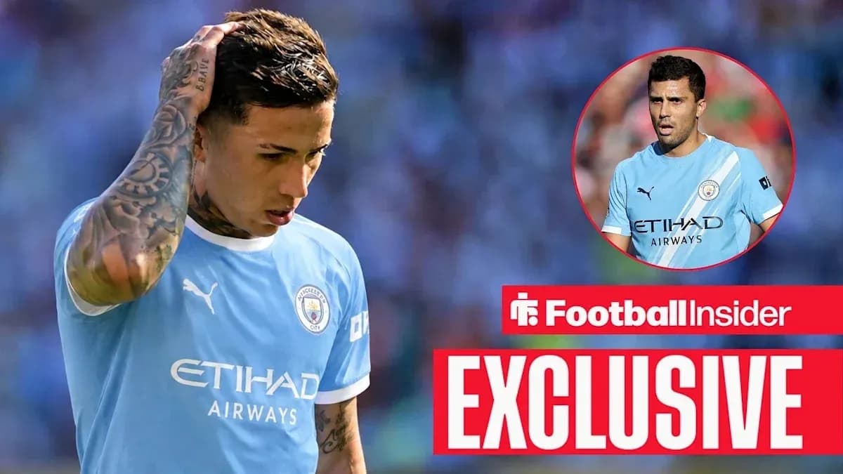 Jugador de Manchester City luciendo preocupado en el campo Jugador de Manchester City luciendo preocupado en el campo