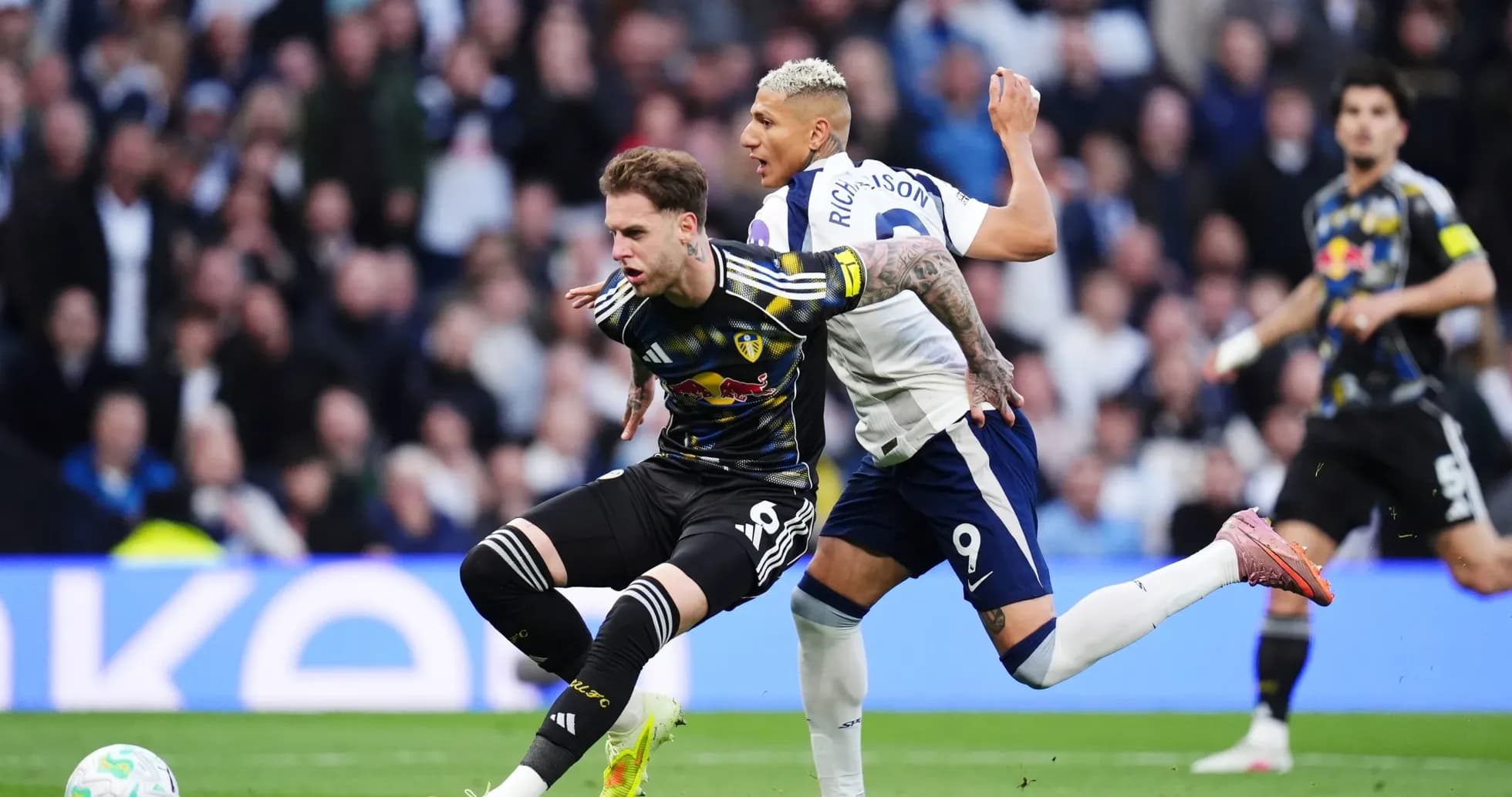 Jugador de Leeds luchando por el balón Jugador de Leeds luchando por el balón