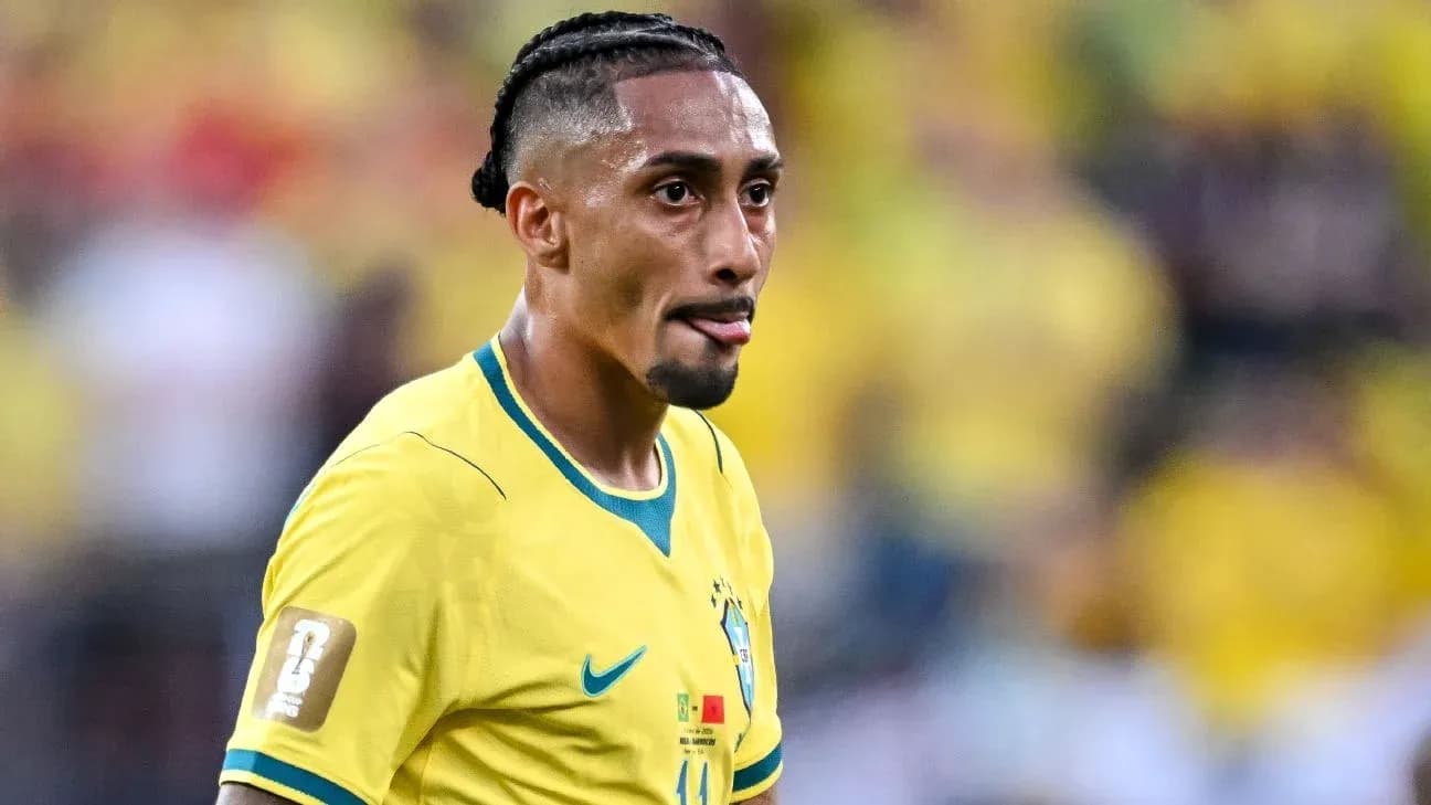 Jugador de Brasil en uniforme amarillo durante partido Jugador de Brasil en uniforme amarillo durante partido