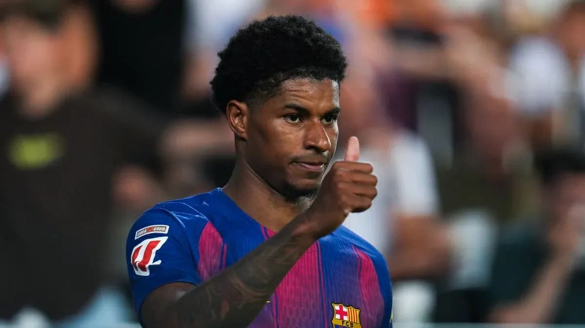Jugador de Barcelona haciendo un gesto de aprobación Jugador de Barcelona haciendo un gesto de aprobación