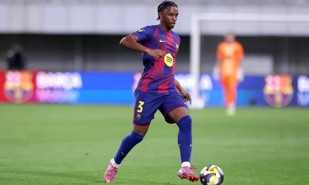 Jugador del FC Barcelona controlando el balón en campo Jugador del FC Barcelona controlando el balón en campo