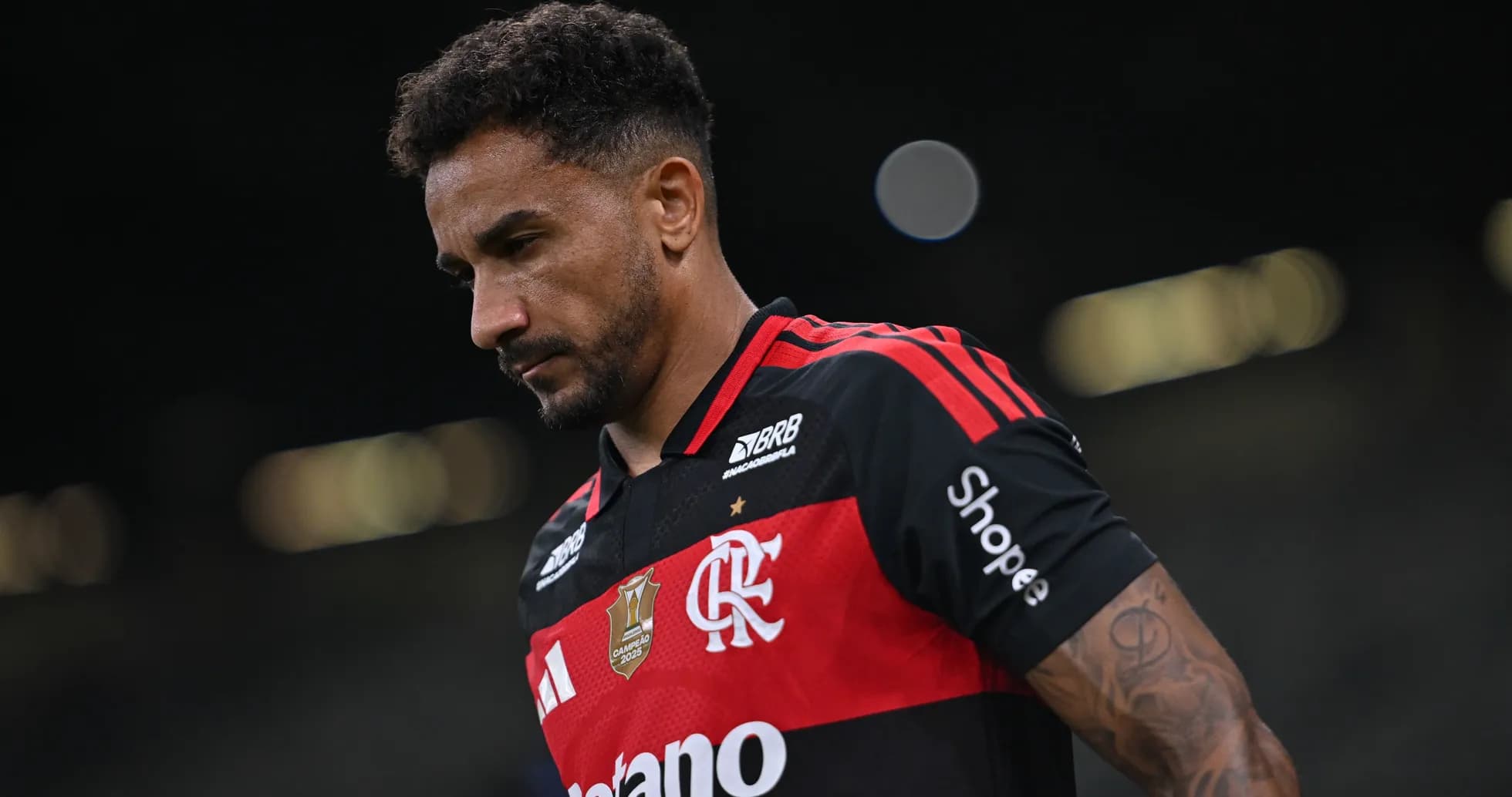 Jugador de Flamengo caminando con la cabeza baja Jugador de Flamengo caminando con la cabeza baja