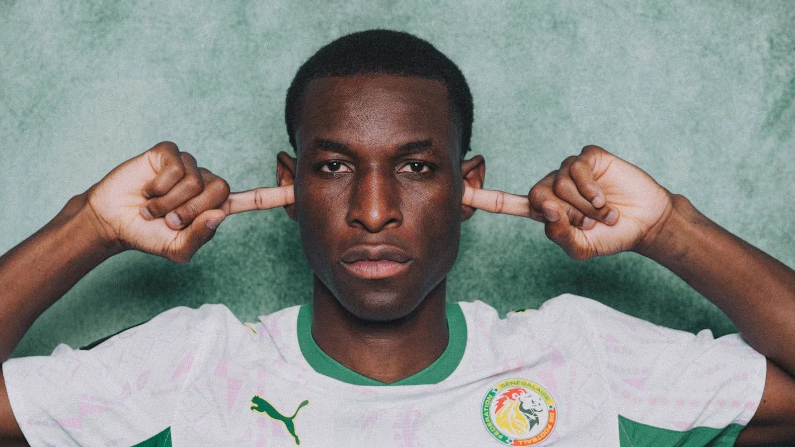 Jugador de Senegal tapándose los oídos con las manos Jugador de Senegal tapándose los oídos con las manos