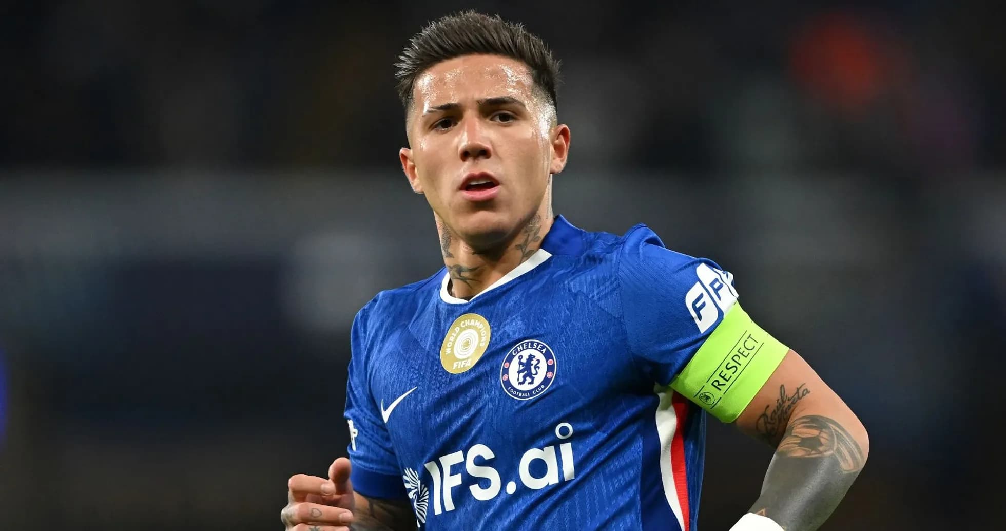 Jugador de Chelsea con cinta de capitán en el campo Jugador de Chelsea con cinta de capitán en el campo