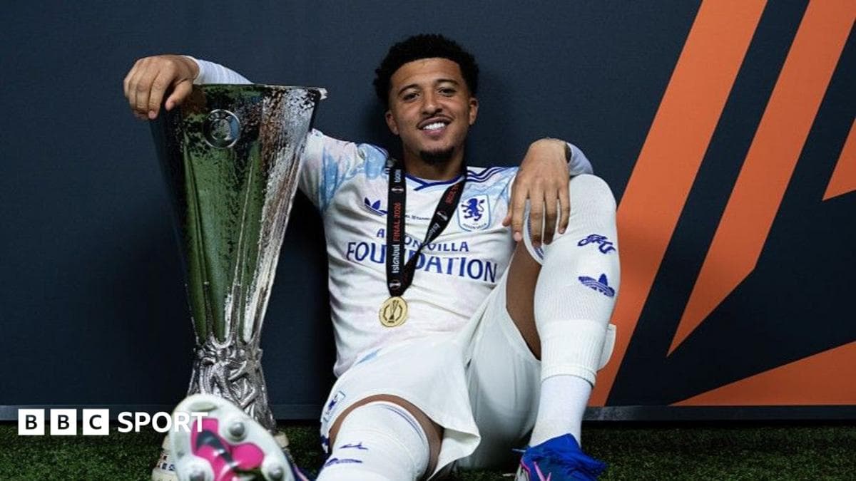 Jugador posando con el trofeo de la UEFA Europa League Jugador posando con el trofeo de la UEFA Europa League